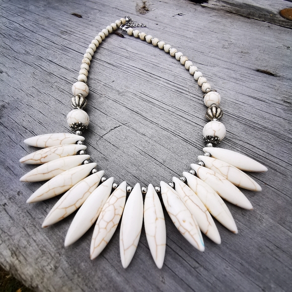 Dagger Bead Veined Stone Necklace - Picture 7 of 13